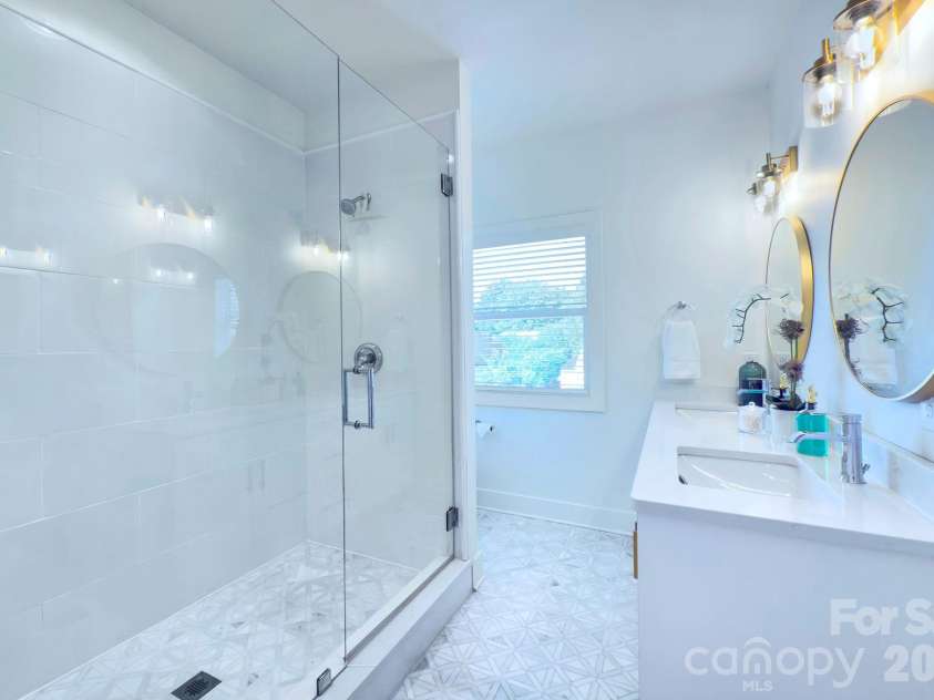 526 Seldon Drive, Charlotte, NC 28216.  MLS# CAR4347363, YatesRealty ID 12680. 