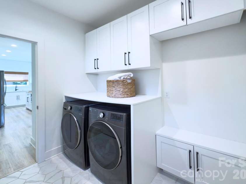 526 Seldon Drive, Charlotte, NC 28216.  MLS# CAR4347363, YatesRealty ID 12680. 
