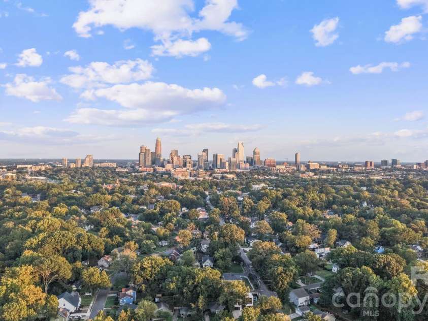 526 Seldon Drive, Charlotte, NC 28216.  MLS# CAR4423284, YatesRealty ID 12680. 10 Minutes from Uptown