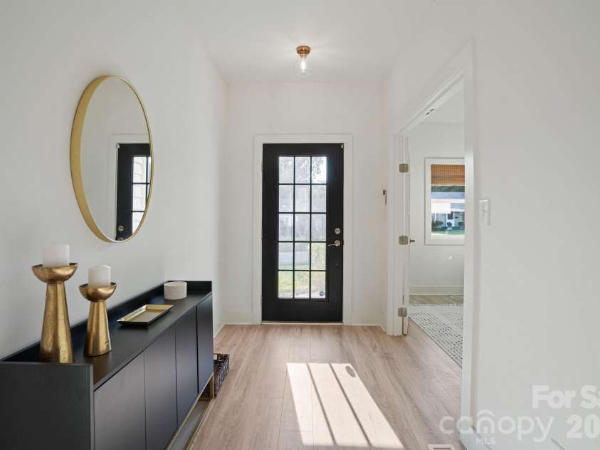 526 Seldon Drive, Charlotte, NC 28216.  MLS# CAR4423284, YatesRealty ID 12680. Front Entry Foyer