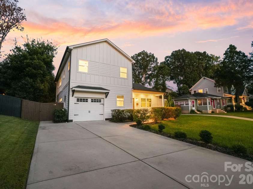 526 Seldon Drive, Charlotte, NC 28216.  MLS# CAR4423284, YatesRealty ID 12680. Large flat driveway