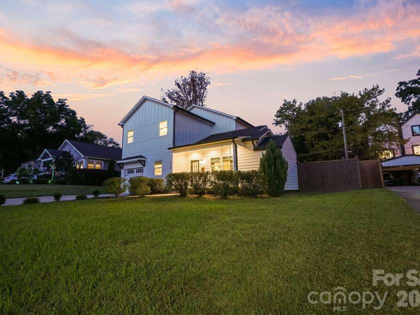 526 Seldon Drive, Charlotte, NC 28216.  MLS# CAR4423284, YatesRealty ID 12680. Large front yard