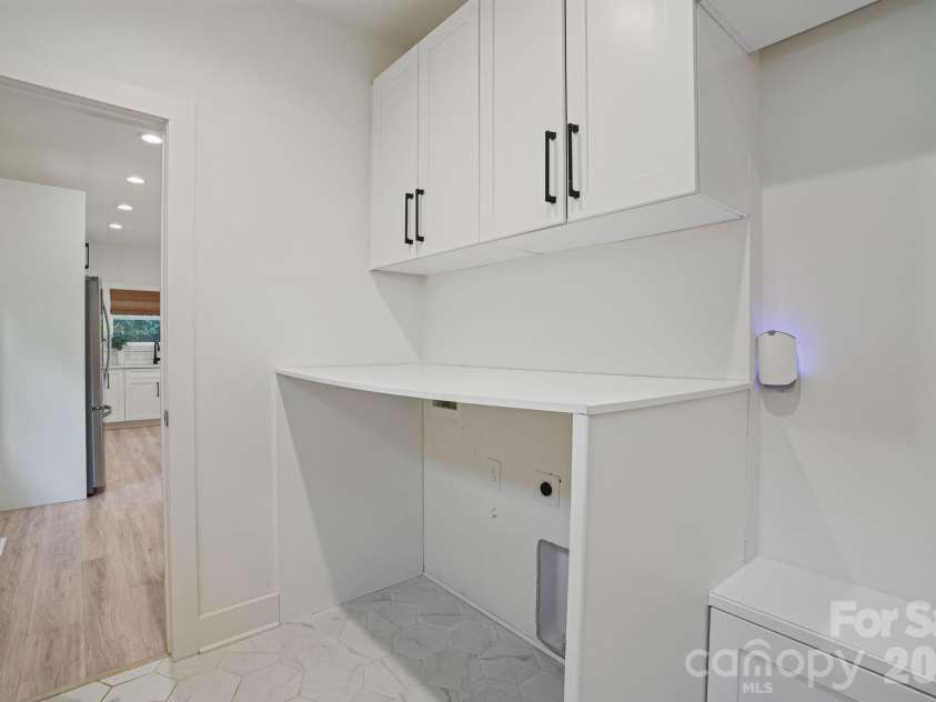 526 Seldon Drive, Charlotte, NC 28216.  MLS# CAR4423284, YatesRealty ID 12680. Laundry Room/Drop Zone (Off Garage & Kitchen)