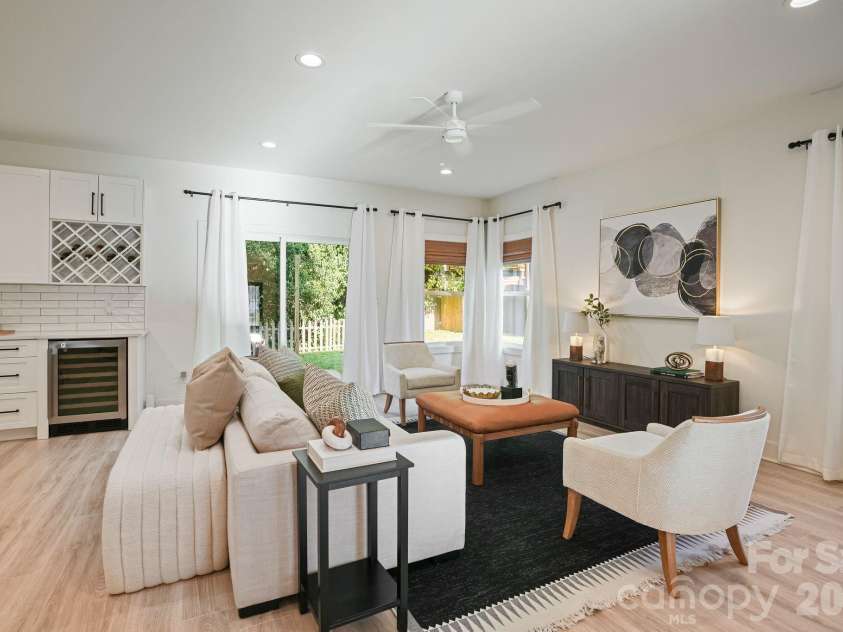 526 Seldon Drive, Charlotte, NC 28216.  MLS# CAR4423284, YatesRealty ID 12680. Living Room with Access to Patio