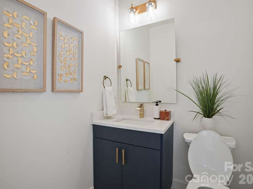 526 Seldon Drive, Charlotte, NC 28216.  MLS# CAR4423284, YatesRealty ID 12680. Main Level Powder Room