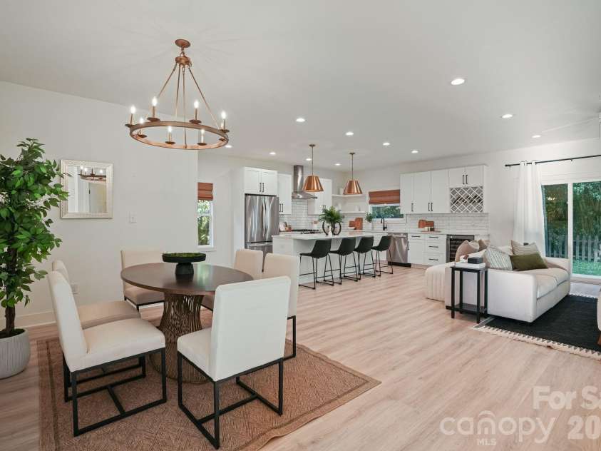 526 Seldon Drive, Charlotte, NC 28216.  MLS# CAR4423284, YatesRealty ID 12680. Open Floor Plan for Entertaining