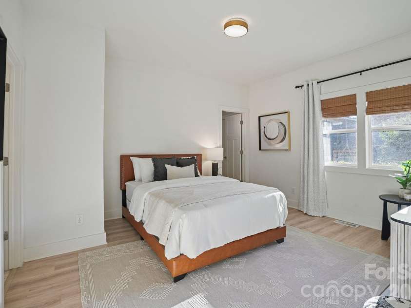 526 Seldon Drive, Charlotte, NC 28216.  MLS# CAR4423284, YatesRealty ID 12680. Primary Bedroom #1 (Main Level En Suite)