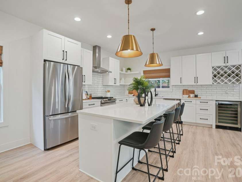 526 Seldon Drive, Charlotte, NC 28216.  MLS# CAR4423284, YatesRealty ID 12680. Quartz Counters & Stainless Appliance Suite