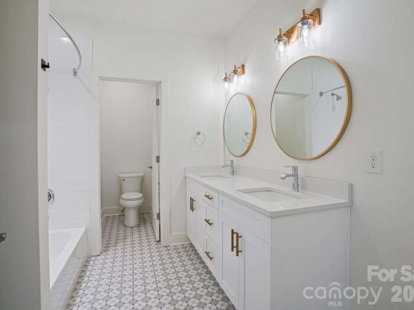 526 Seldon Drive, Charlotte, NC 28216.  MLS# CAR4423284, YatesRealty ID 12680. Secondary Bathroom (Shared - Upper Level)