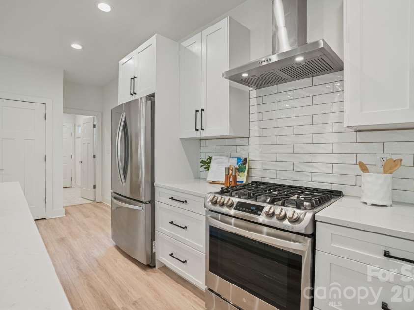 526 Seldon Drive, Charlotte, NC 28216.  MLS# CAR4423284, YatesRealty ID 12680. Stainless Appliances & Range Hood