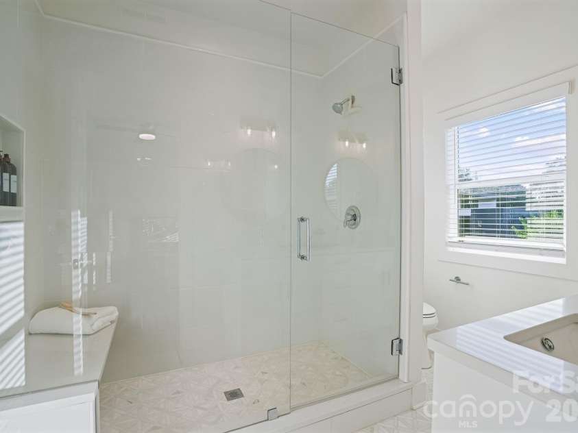 526 Seldon Drive, Charlotte, NC 28216.  MLS# CAR4423284, YatesRealty ID 12680. Upper Level Primary Bathroom