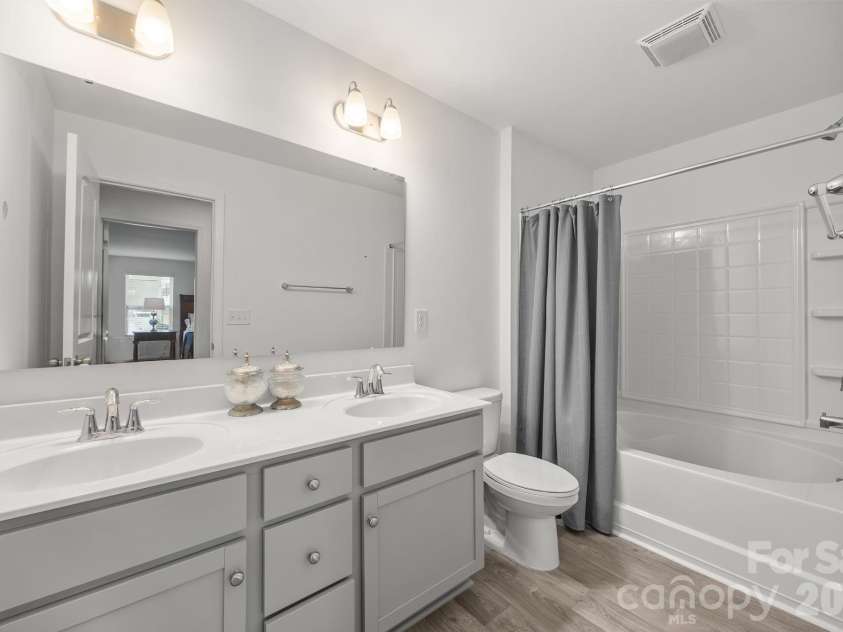 124 Benford Drive, Troutman, NC 28166.  MLS# CAR4346353, YatesRealty ID 12681. Full guest bath