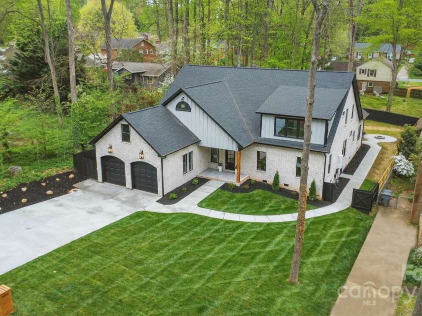 3038 Northampton Drive, Charlotte, NC 28210.  MLS# CAR4241608, YatesRealty ID 12682. 