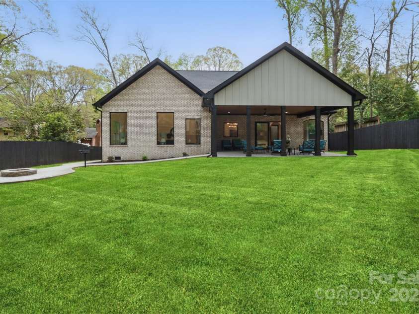 3038 Northampton Drive, Charlotte, NC 28210.  MLS# CAR4241608, YatesRealty ID 12682. 