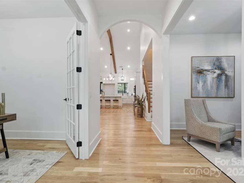 3038 Northampton Drive, Charlotte, NC 28210.  MLS# CAR4241608, YatesRealty ID 12682. Foyer