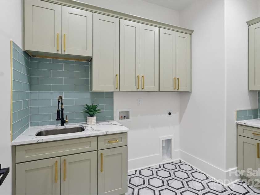 3038 Northampton Drive, Charlotte, NC 28210.  MLS# CAR4241608, YatesRealty ID 12682. Laundry Room