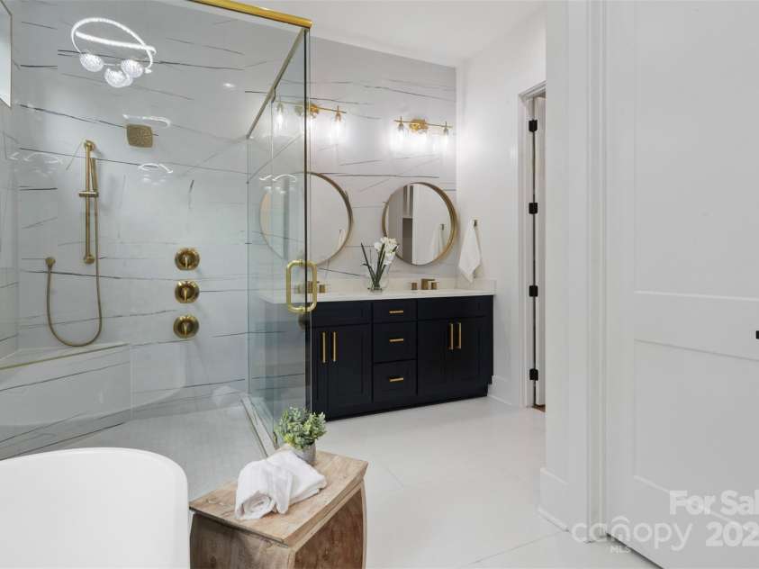3038 Northampton Drive, Charlotte, NC 28210.  MLS# CAR4241608, YatesRealty ID 12682. Primary ensuite