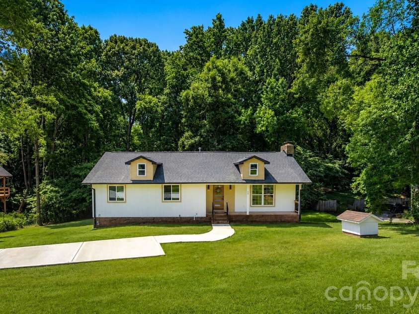 32 Bowen Drive, Belmont, NC 28012.  MLS# CAR4402198, YatesRealty ID 12683. 