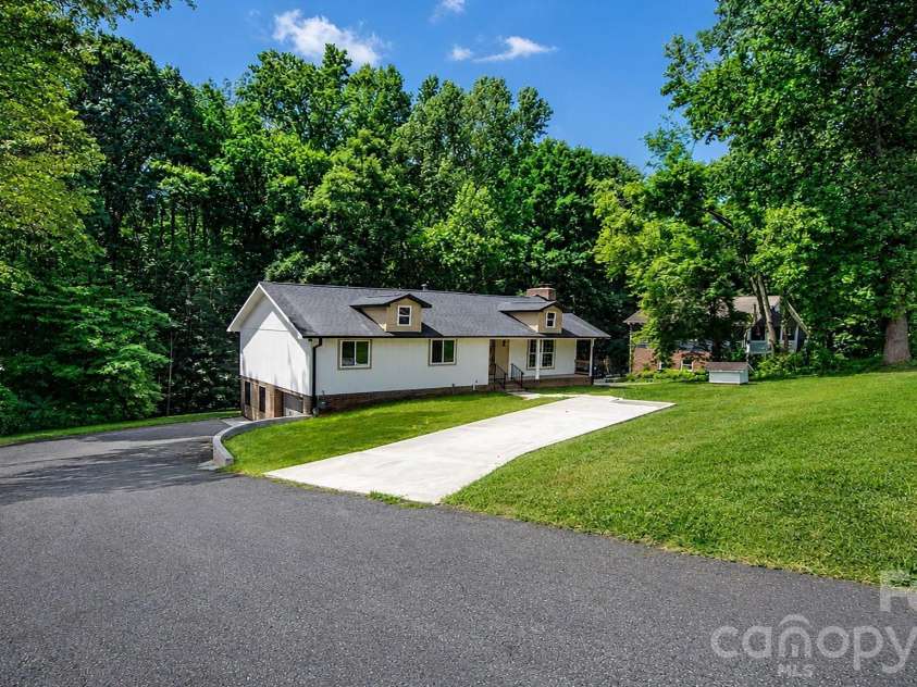 32 Bowen Drive, Belmont, NC 28012.  MLS# CAR4402198, YatesRealty ID 12683. 