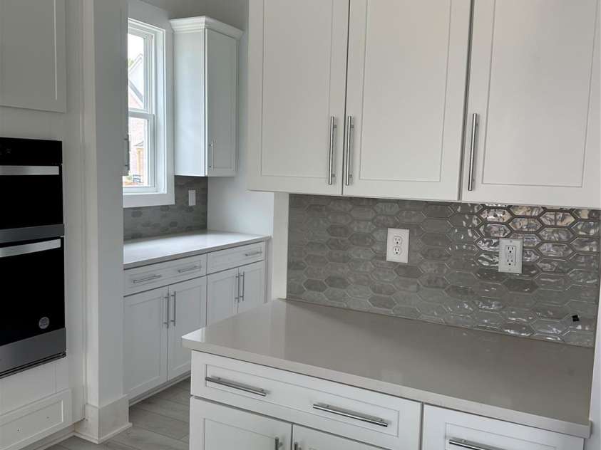 5209 Mint Harbor Way, Charlotte, NC 28269.  MLS# CAR4156538, YatesRealty ID 12683. Butler Pantry