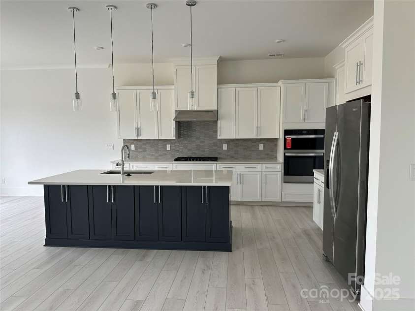 5209 Mint Harbor Way, Charlotte, NC 28269.  MLS# CAR4156538, YatesRealty ID 12683. Gourmet Kitchen - Fridge Included!