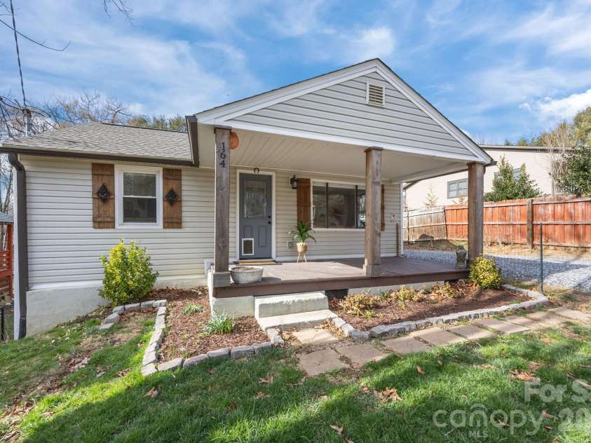 164 Lakeside Drive, Asheville, NC 28806.  MLS# CAR4343337, YatesRealty ID 12684. Cute as a button!