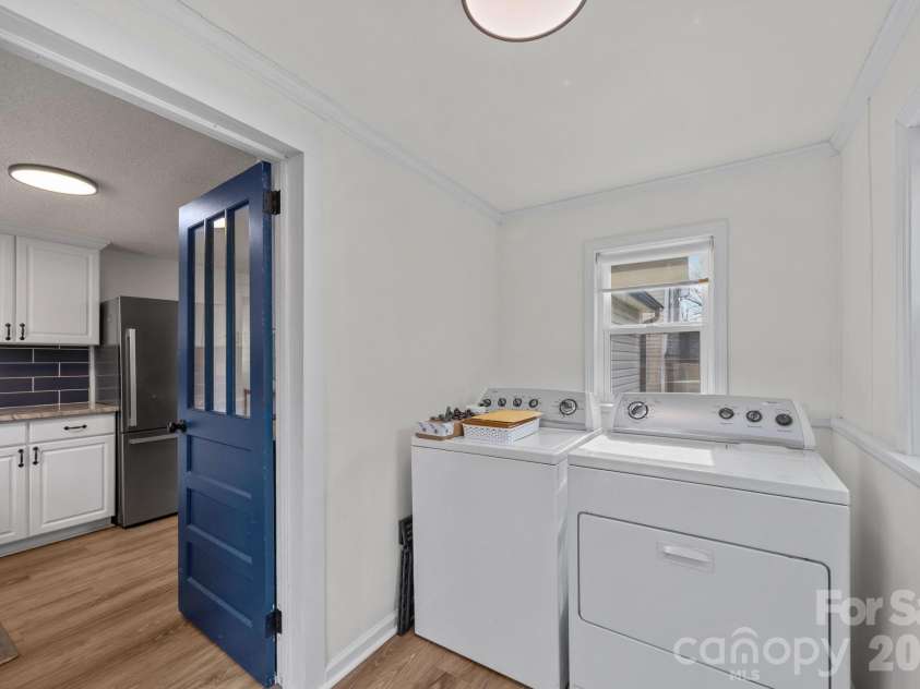 164 Lakeside Drive, Asheville, NC 28806.  MLS# CAR4343337, YatesRealty ID 12684. Easy access to the laundry/mud room