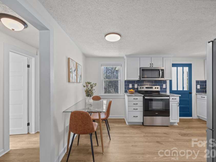 164 Lakeside Drive, Asheville, NC 28806.  MLS# CAR4343337, YatesRealty ID 12684. Eat-in kitchen