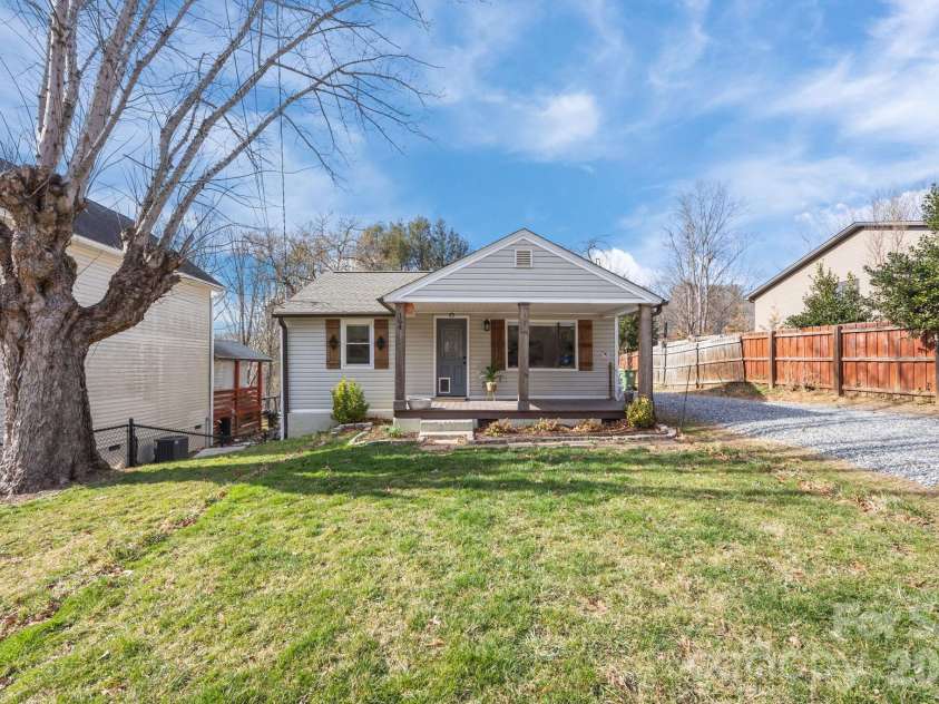 164 Lakeside Drive, Asheville, NC 28806.  MLS# CAR4343337, YatesRealty ID 12684. Flat front yard