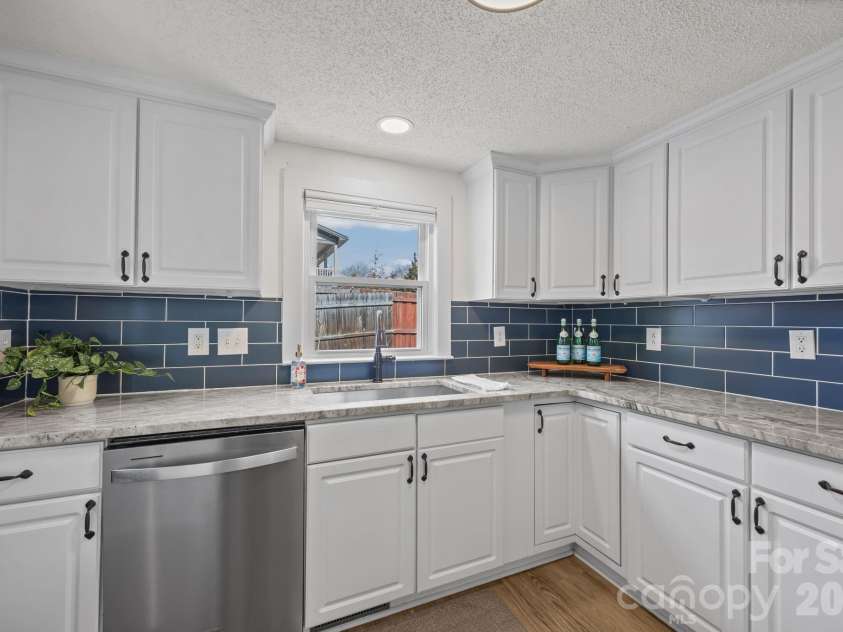 164 Lakeside Drive, Asheville, NC 28806.  MLS# CAR4343337, YatesRealty ID 12684. Granite countertops
