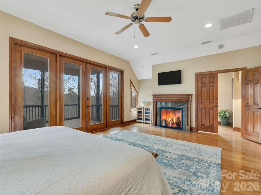 184 Deep Woods Lane, Saluda, NC 28773.  MLS# CAR4333233, YatesRealty ID 12686. 9.5' Ceilings, Red Oak Solid Hardwood Flooring, Vented Gas Log Fireplace with Glass Wall and Solid Wood Mantle, Built-in Flat Screen above Fireplace
