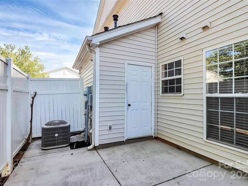 2045 Flushing Court, Charlotte, NC 28215.  MLS# CAR4256375, YatesRealty ID 12689. 