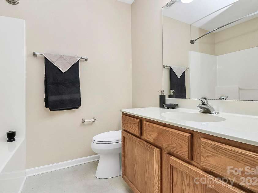2045 Flushing Court, Charlotte, NC 28215.  MLS# CAR4256375, YatesRealty ID 12689. Full bath