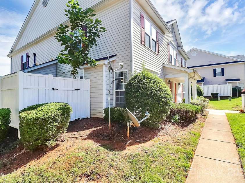 2045 Flushing Court, Charlotte, NC 28215.  MLS# CAR4256375, YatesRealty ID 12689. Pleasant, verdant and well-maintained entryway