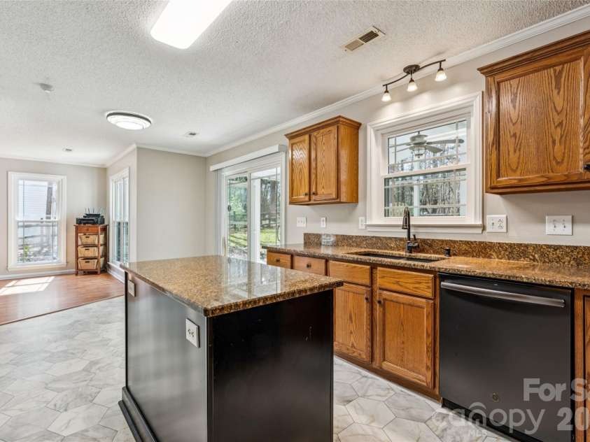 8307 Poplar Grove Circle, Waxhaw, NC 28173.  MLS# CAR4357386, YatesRealty ID 12689. Kitchen Island