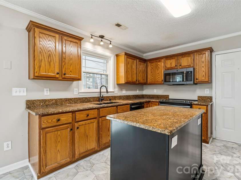 8307 Poplar Grove Circle, Waxhaw, NC 28173.  MLS# CAR4357386, YatesRealty ID 12689. Kitchen w Granite Counters