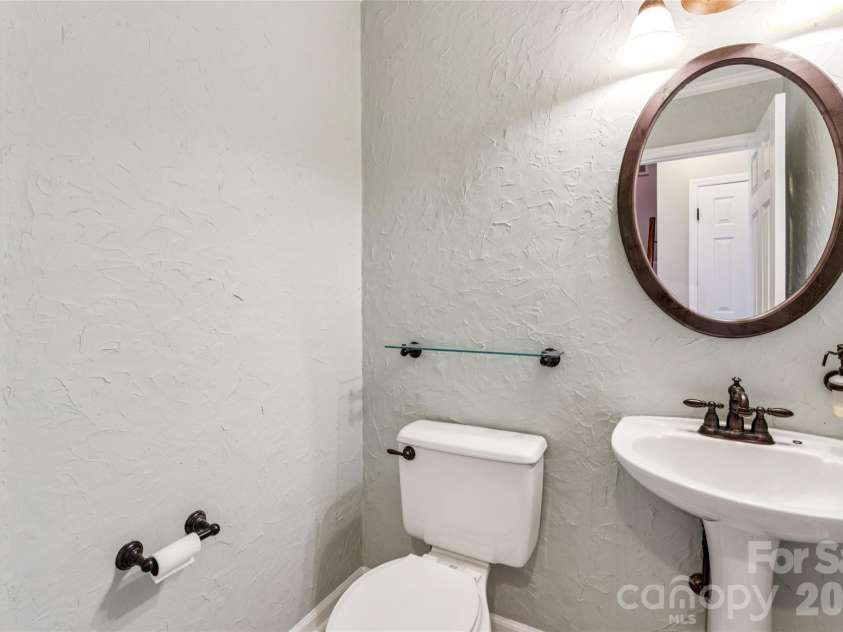 8307 Poplar Grove Circle, Waxhaw, NC 28173.  MLS# CAR4357386, YatesRealty ID 12689. Powder Room