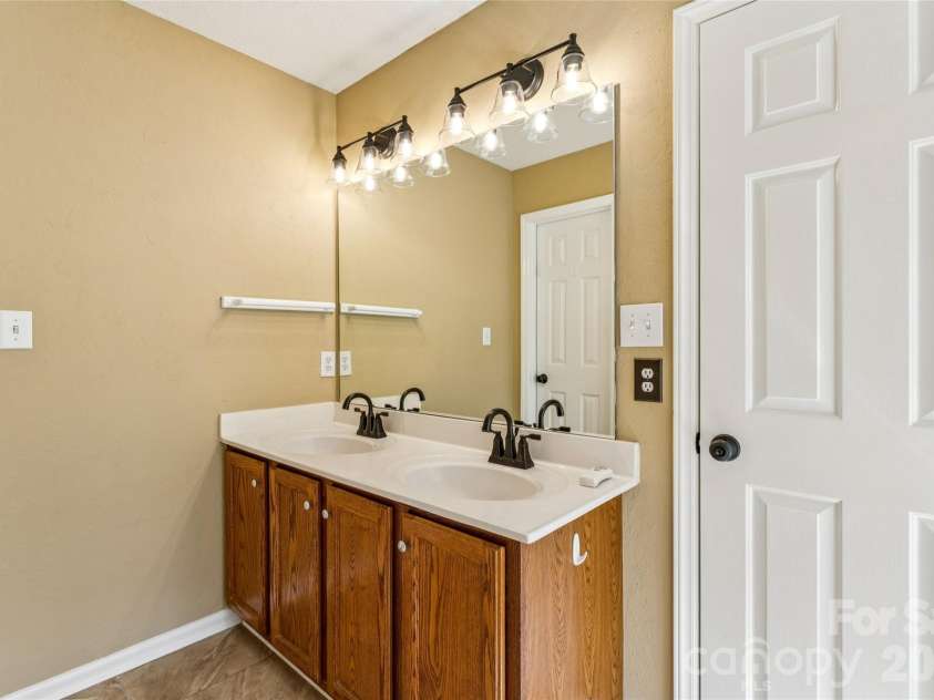 8307 Poplar Grove Circle, Waxhaw, NC 28173.  MLS# CAR4357386, YatesRealty ID 12689. Primary Bath