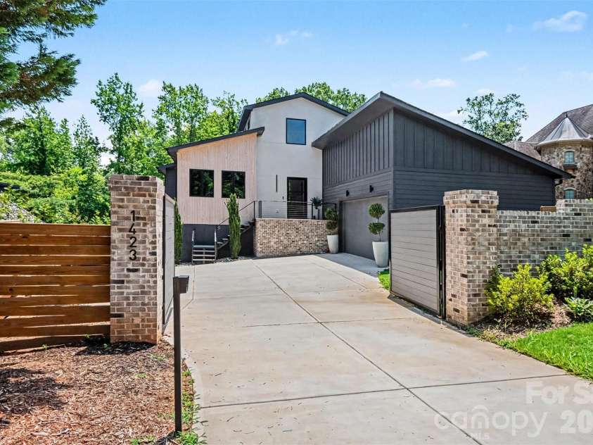 1423 Wendover Road, Charlotte, NC 28211.  MLS# CAR4360414, YatesRealty ID 12691. Front Exterior