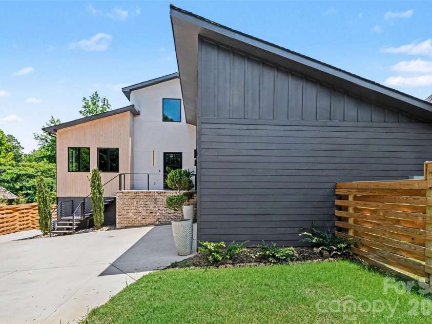 1423 Wendover Road, Charlotte, NC 28211.  MLS# CAR4360414, YatesRealty ID 12691. Front Exterior