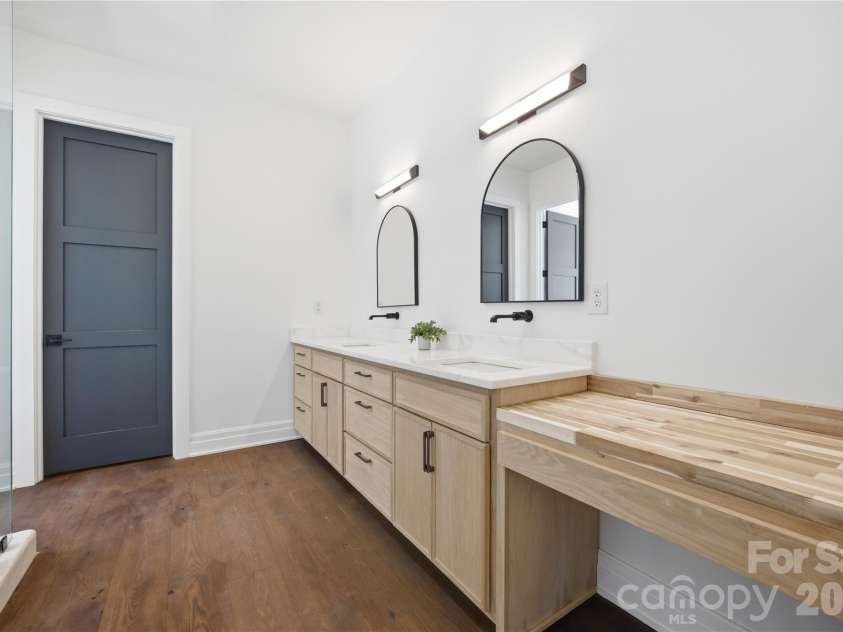 1423 Wendover Road, Charlotte, NC 28211.  MLS# CAR4360414, YatesRealty ID 12691. Full Bath