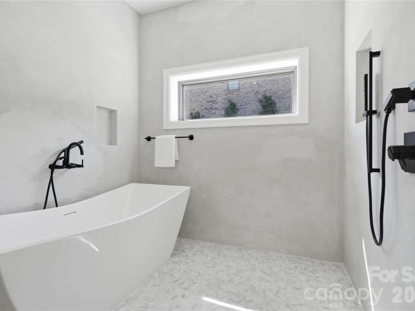 1423 Wendover Road, Charlotte, NC 28211.  MLS# CAR4360414, YatesRealty ID 12691. Full Bath
