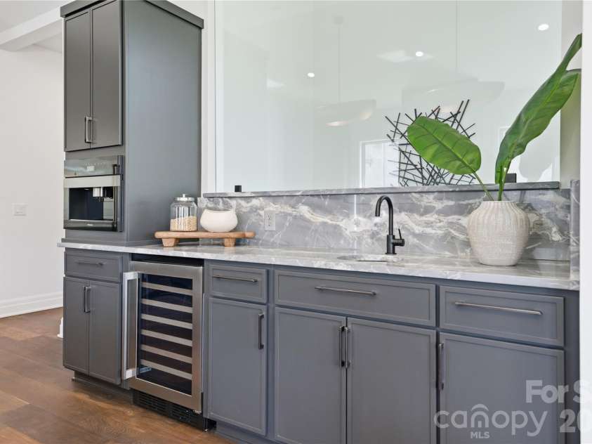 1423 Wendover Road, Charlotte, NC 28211.  MLS# CAR4360414, YatesRealty ID 12691. Kitchen
