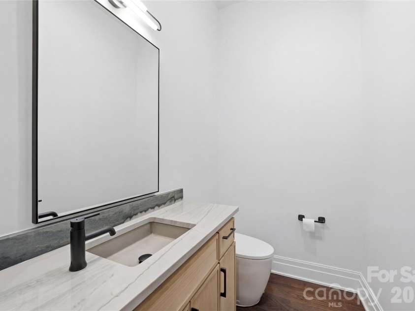 1423 Wendover Road, Charlotte, NC 28211.  MLS# CAR4360414, YatesRealty ID 12691. Powder Room