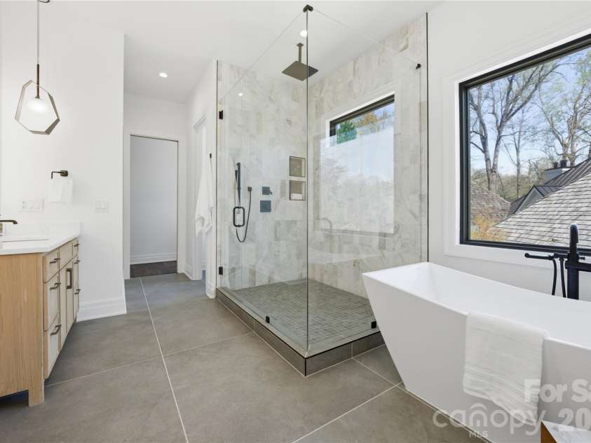 1423 Wendover Road, Charlotte, NC 28211.  MLS# CAR4360414, YatesRealty ID 12691. Primary Bathroom