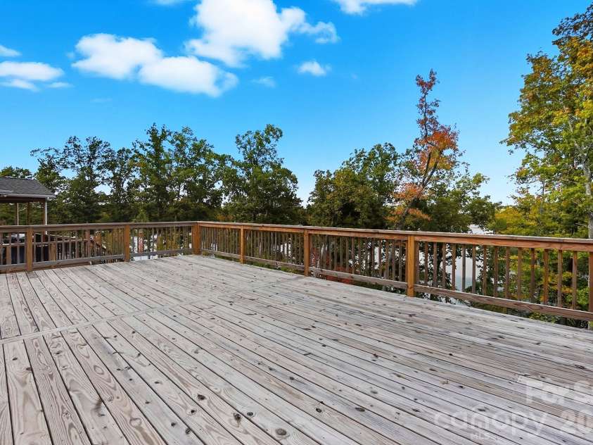 17909 Wilbanks Drive, Charlotte, NC 28278.  MLS# CAR4364271, YatesRealty ID 12694. 