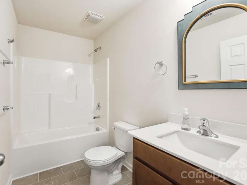 17909 Wilbanks Drive, Charlotte, NC 28278.  MLS# CAR4364271, YatesRealty ID 12694. Full bath