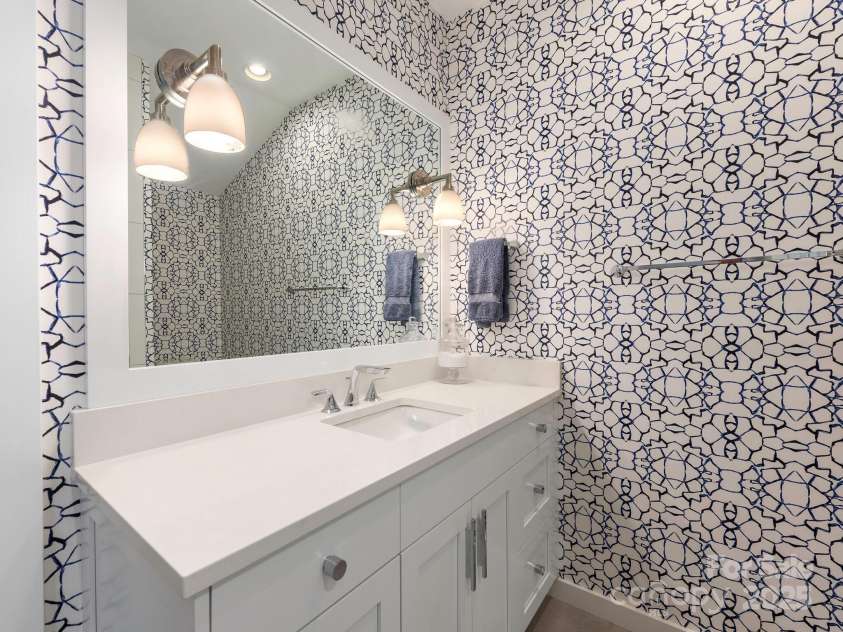 2343 Vernon Drive, Charlotte, NC 28211.  MLS# CAR4247008, YatesRealty ID 12698. Full Bath