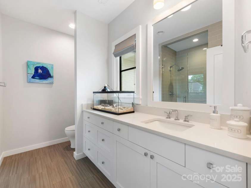 2343 Vernon Drive, Charlotte, NC 28211.  MLS# CAR4247008, YatesRealty ID 12698. Full Bathroom