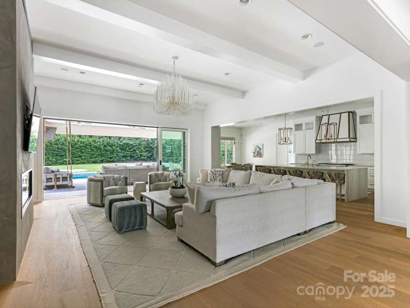 2343 Vernon Drive, Charlotte, NC 28211.  MLS# CAR4247008, YatesRealty ID 12698. Great Room